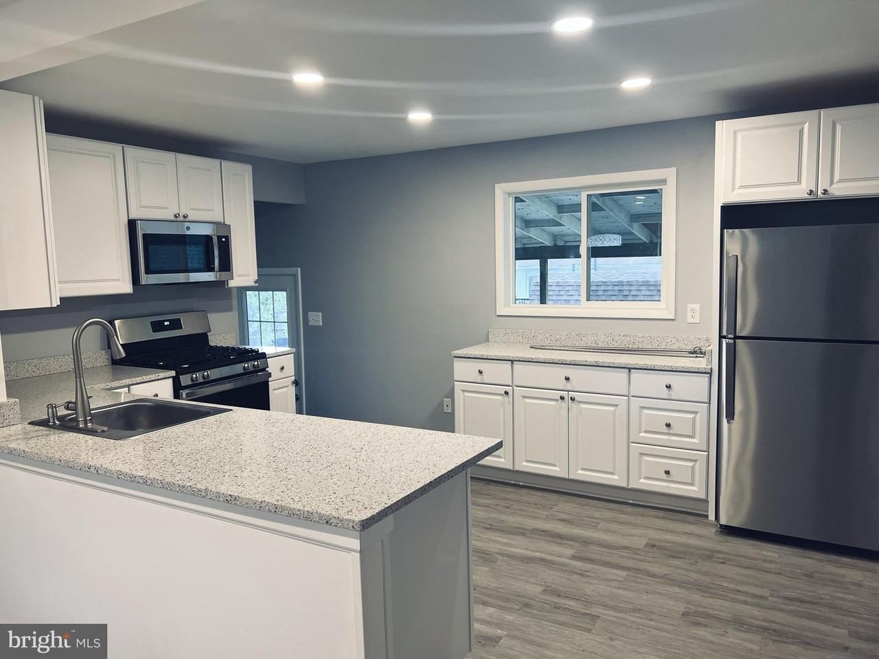 1407 Gordon Dr - Photo 2 of 31