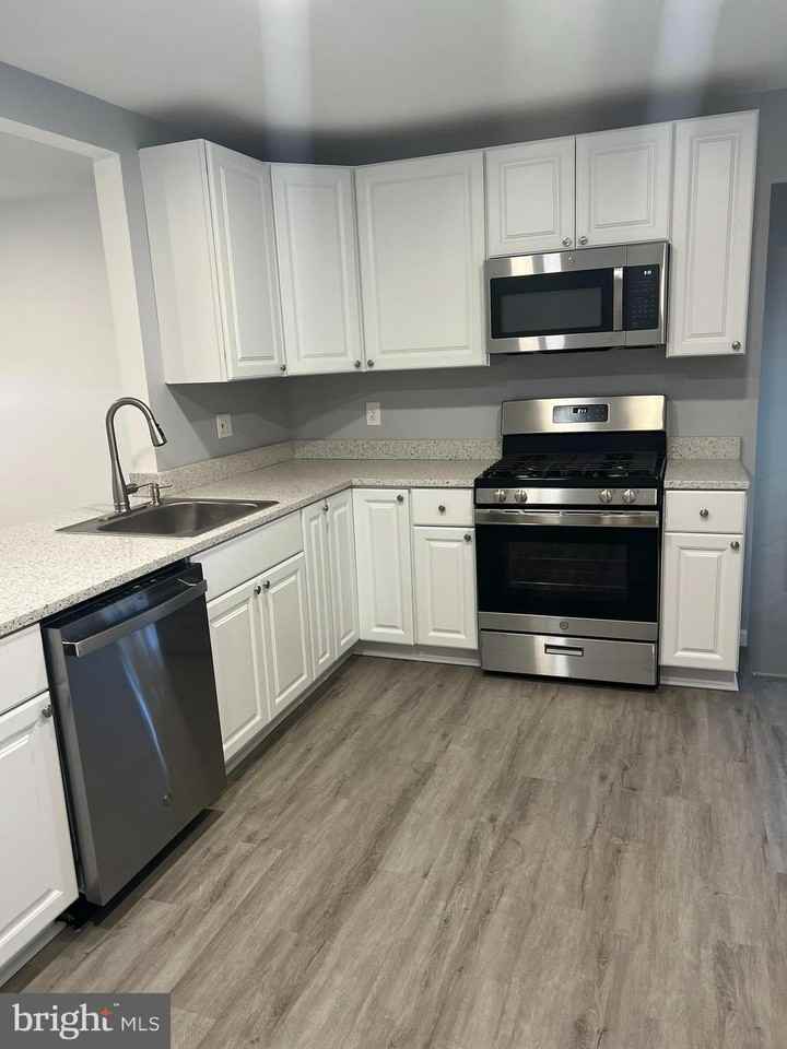 1407 Gordon Dr - Photo 3 of 31