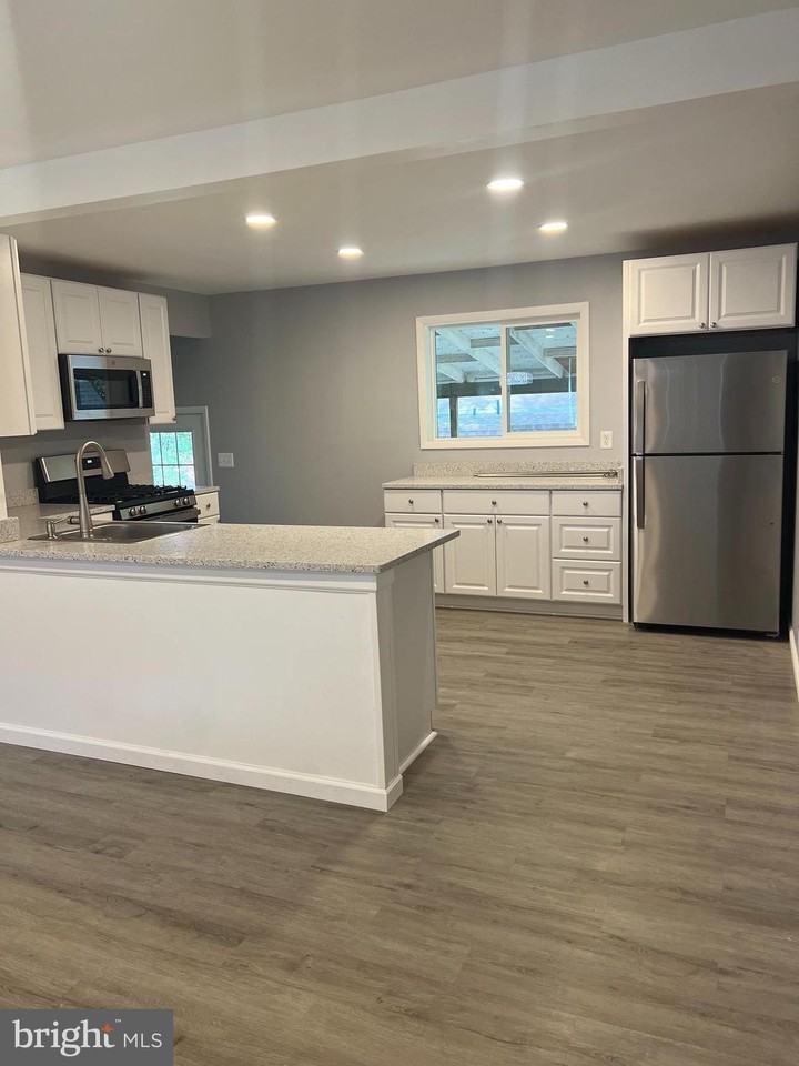 1407 Gordon Dr - Photo 5 of 31