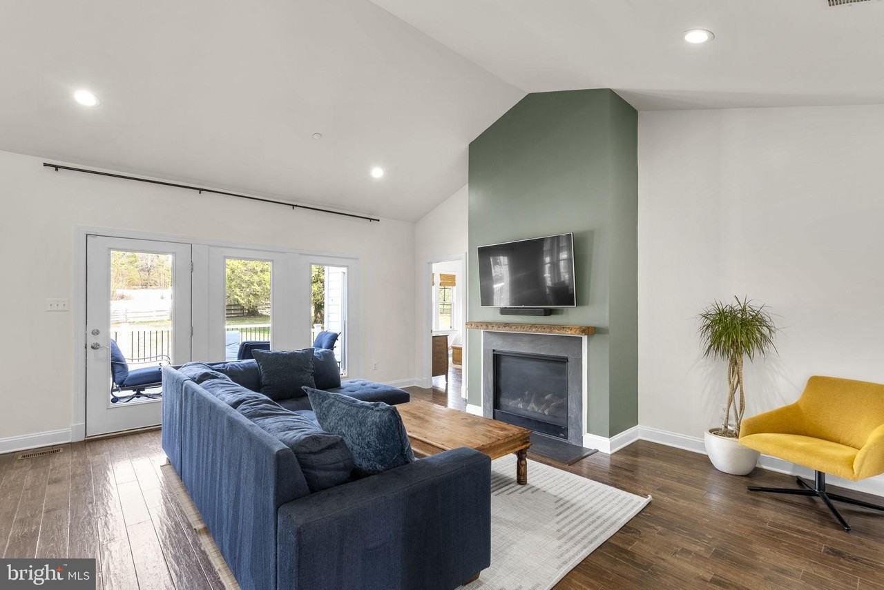 17601 Crystal Spring Ter - Photo 5 of 45