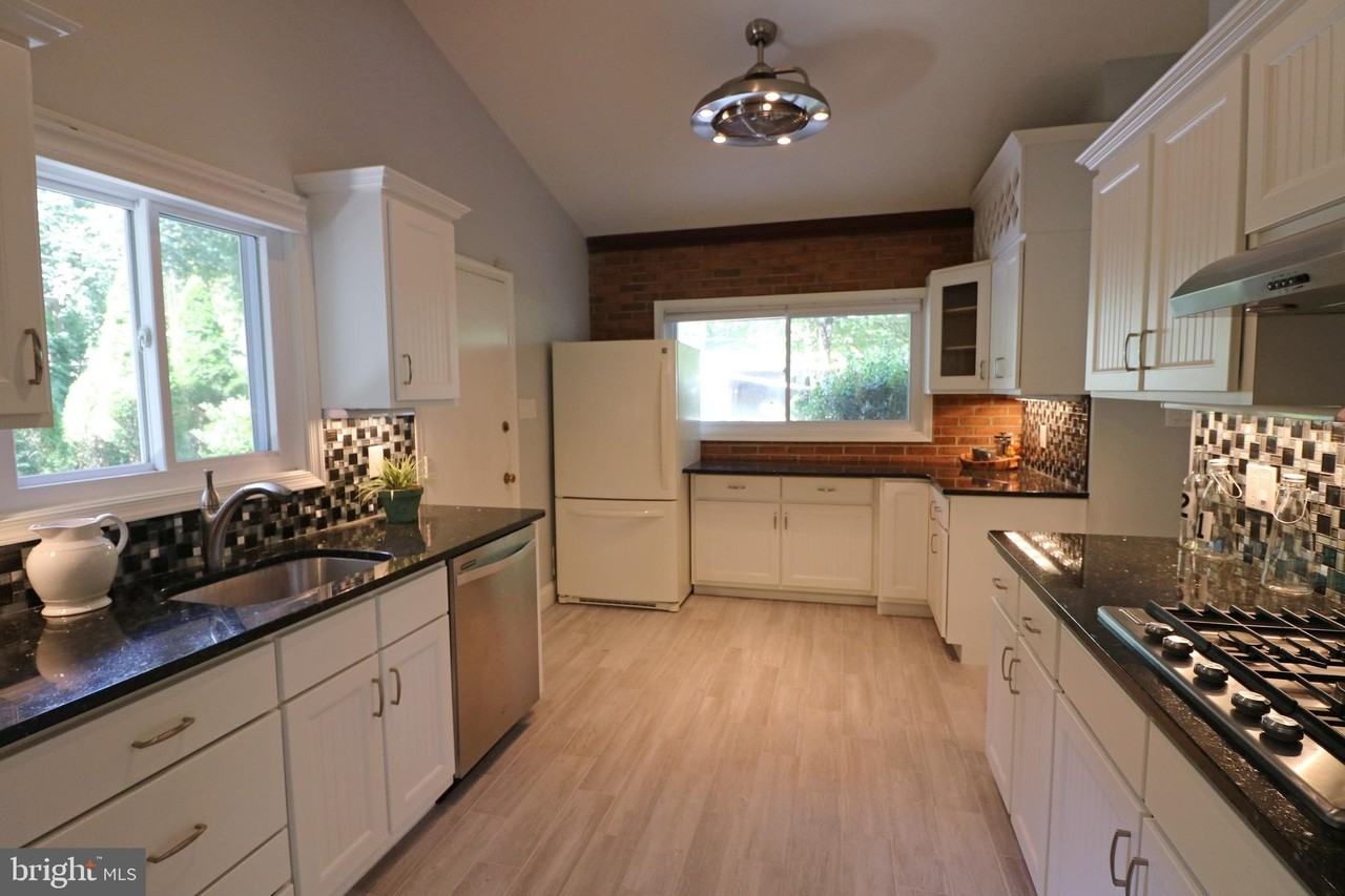 8405 Whitman Dr - Photo 7 of 25