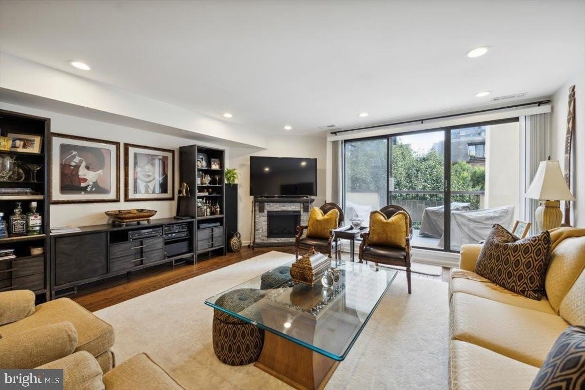 2033 Arch St #DR9U - Photo 3 of 23