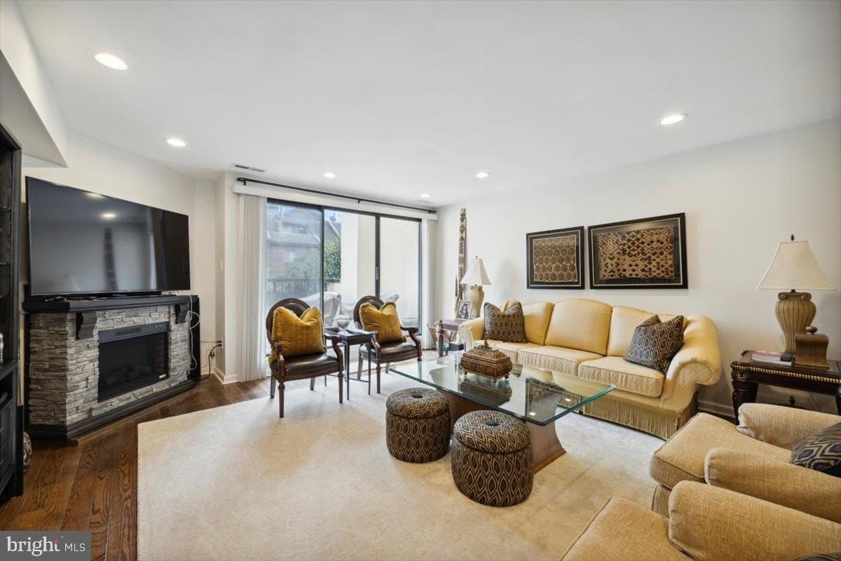 2033 Arch St #DR9U - Photo 4 of 23