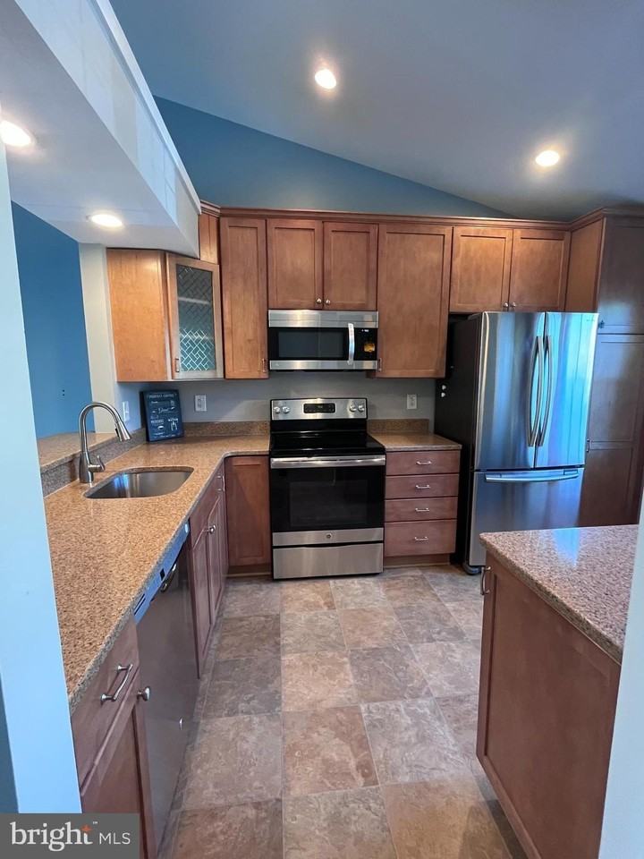 2940 Yarling Ct - Photo 6 of 17
