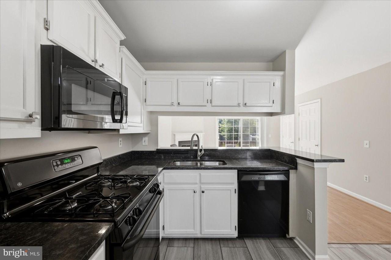 6562 Old Carriage Ln - Photo 6 of 29