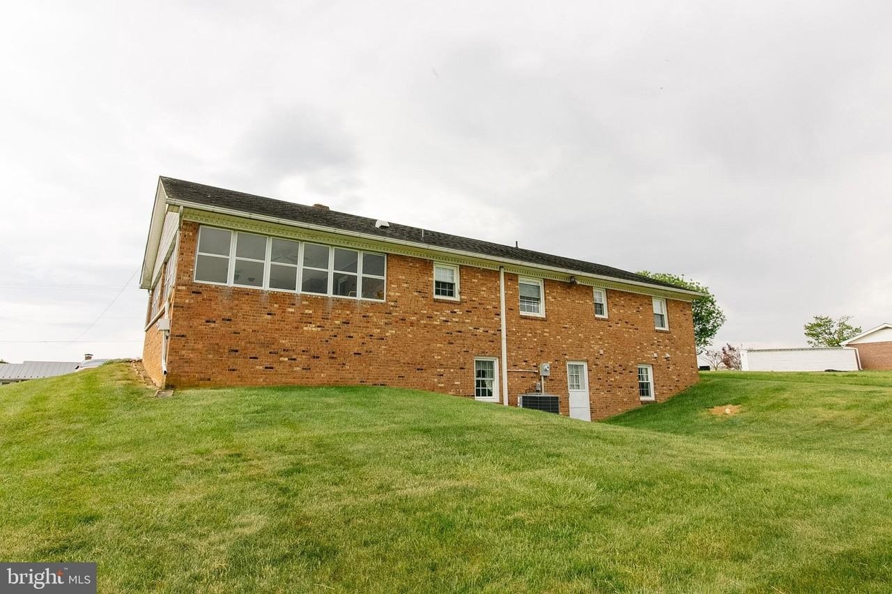 433 Mill Rd - Photo 5 of 36