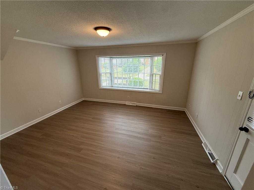 110 Westgate Cir #B - Photo 4 of 12