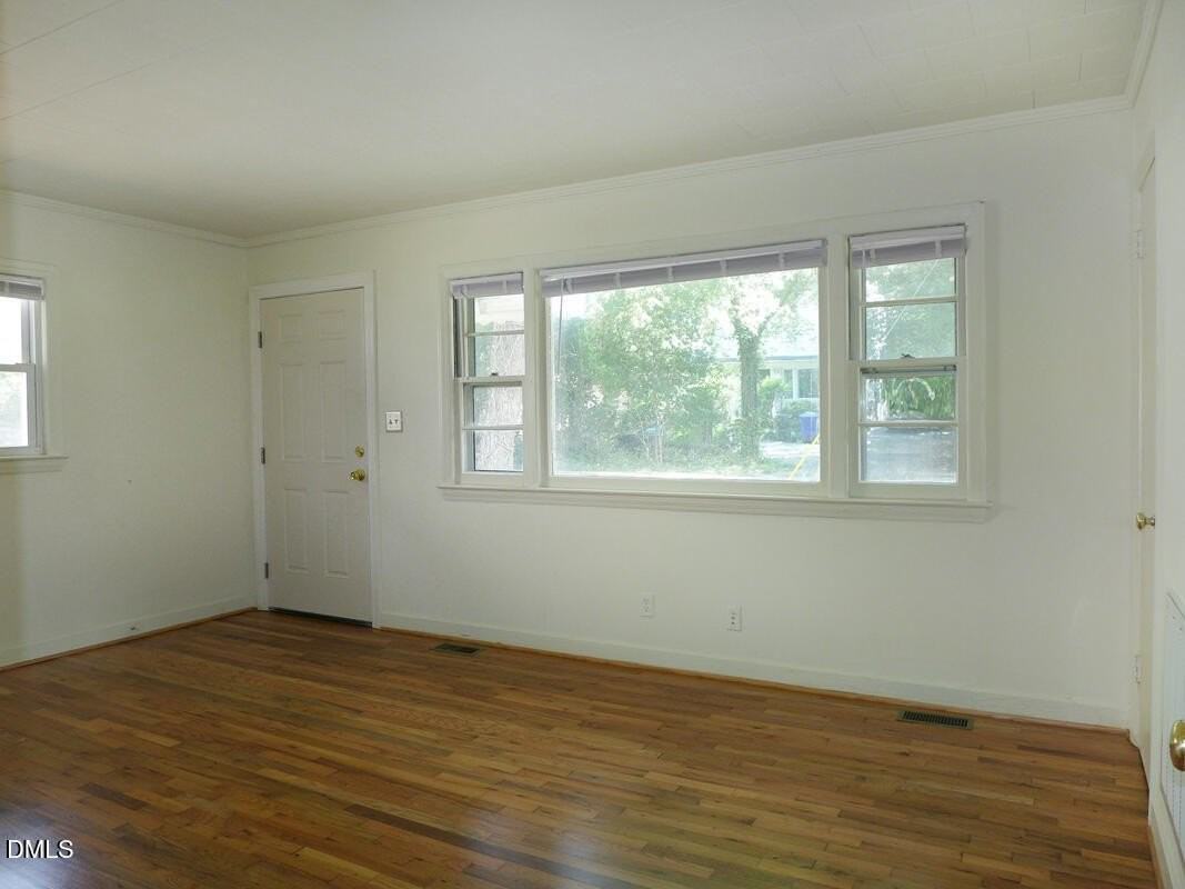111 Isley St - Photo 3 of 13