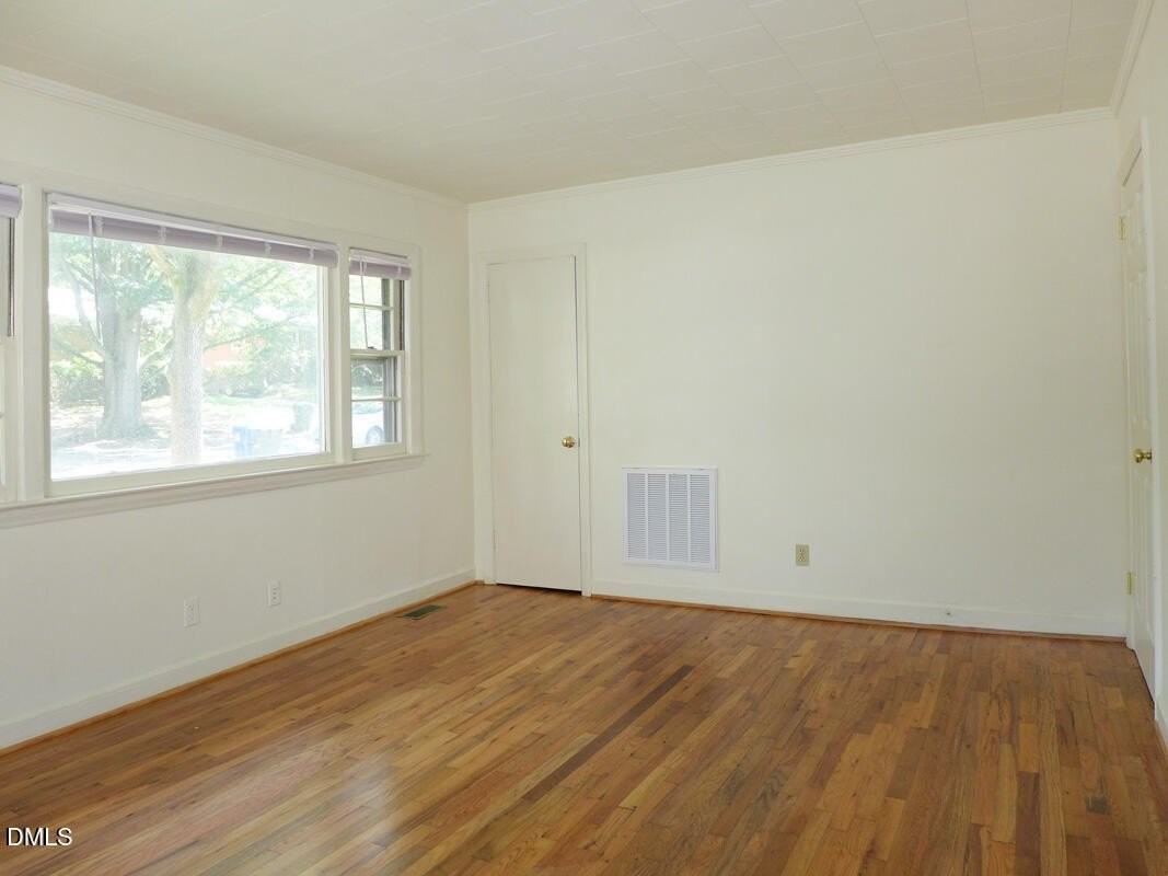 111 Isley St - Photo 4 of 13