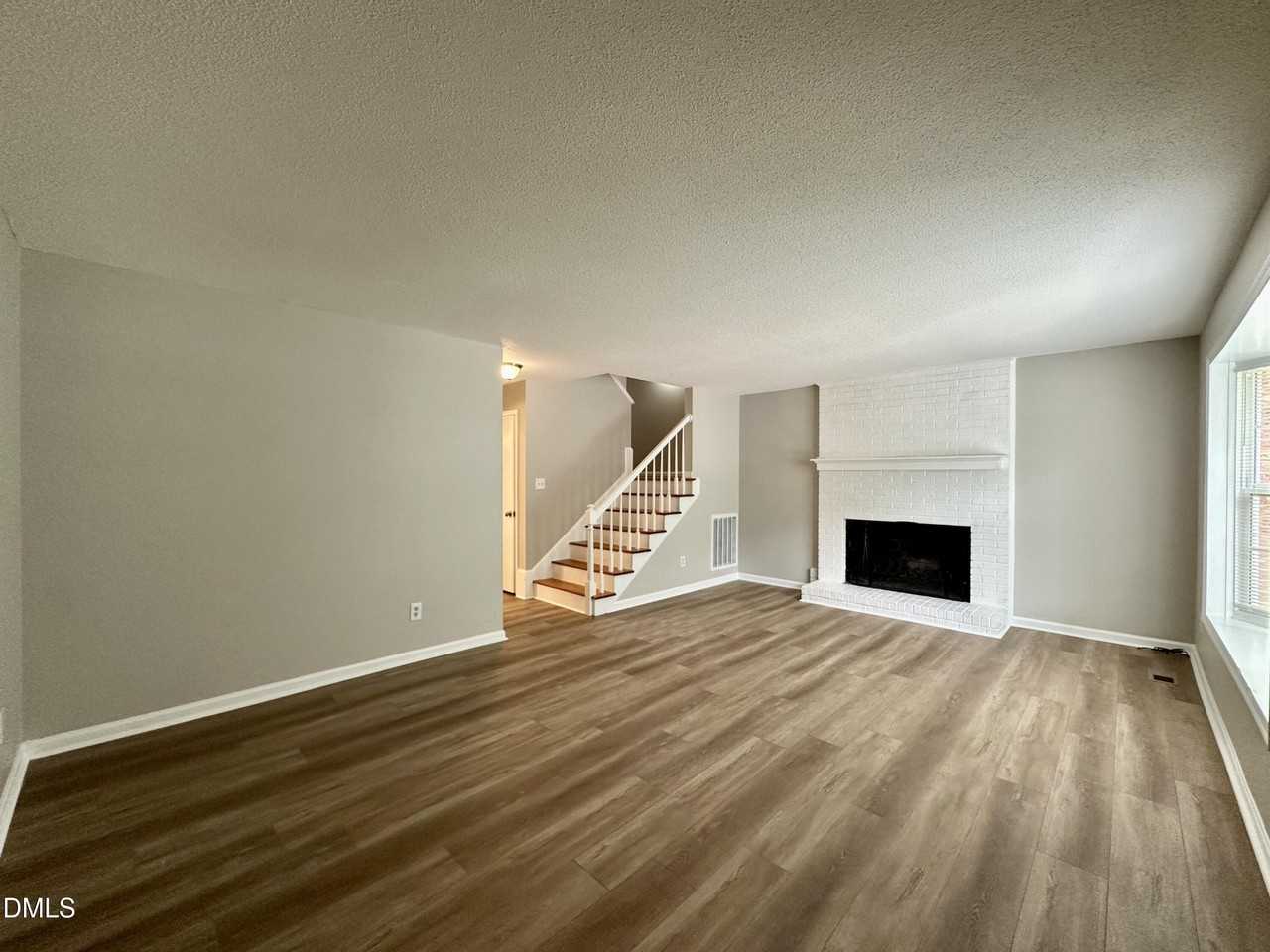 126 Bay Dr - Photo 4 of 24