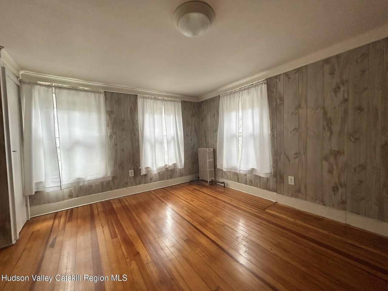 42 Russell St - Photo 7 of 19