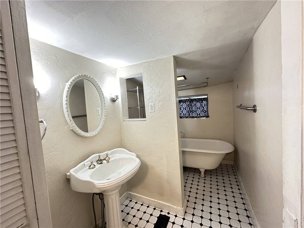 10043 Calvin St - Photo 6 of 16