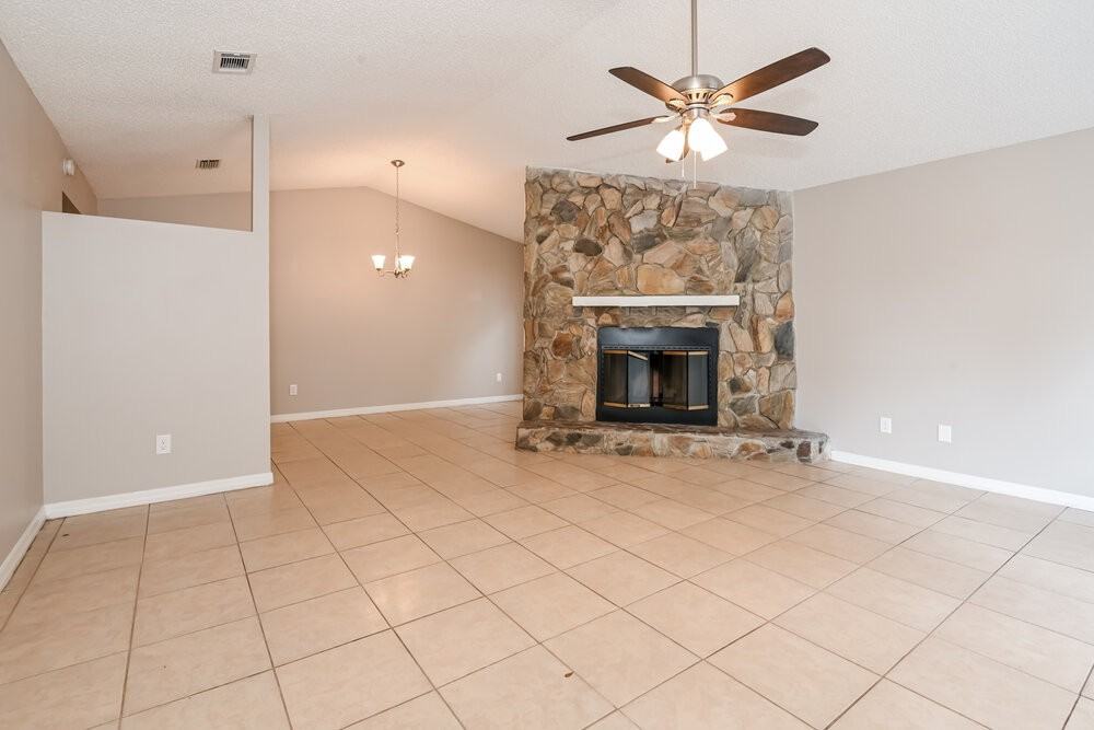 1834 Manitoba Ct N - Photo 4 of 16