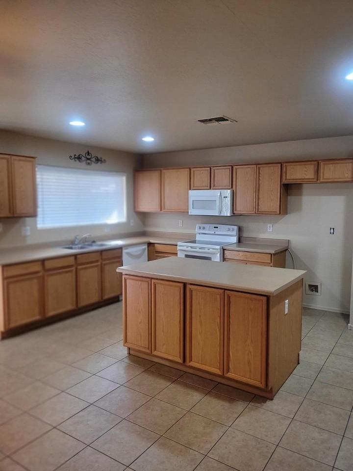 16377 W Cottonwood Street - Photo 7 of 39