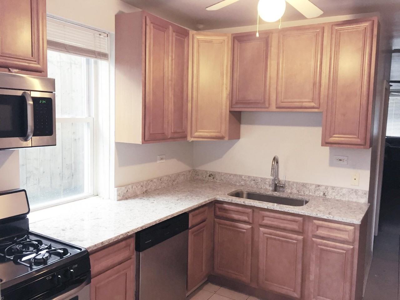 1141 W Addison St #G - Photo 2 of 11