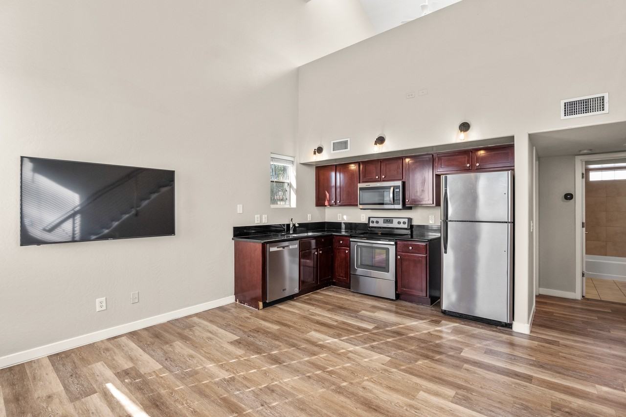 1205 W Roosevelt St #1231 - Photo 5 of 20