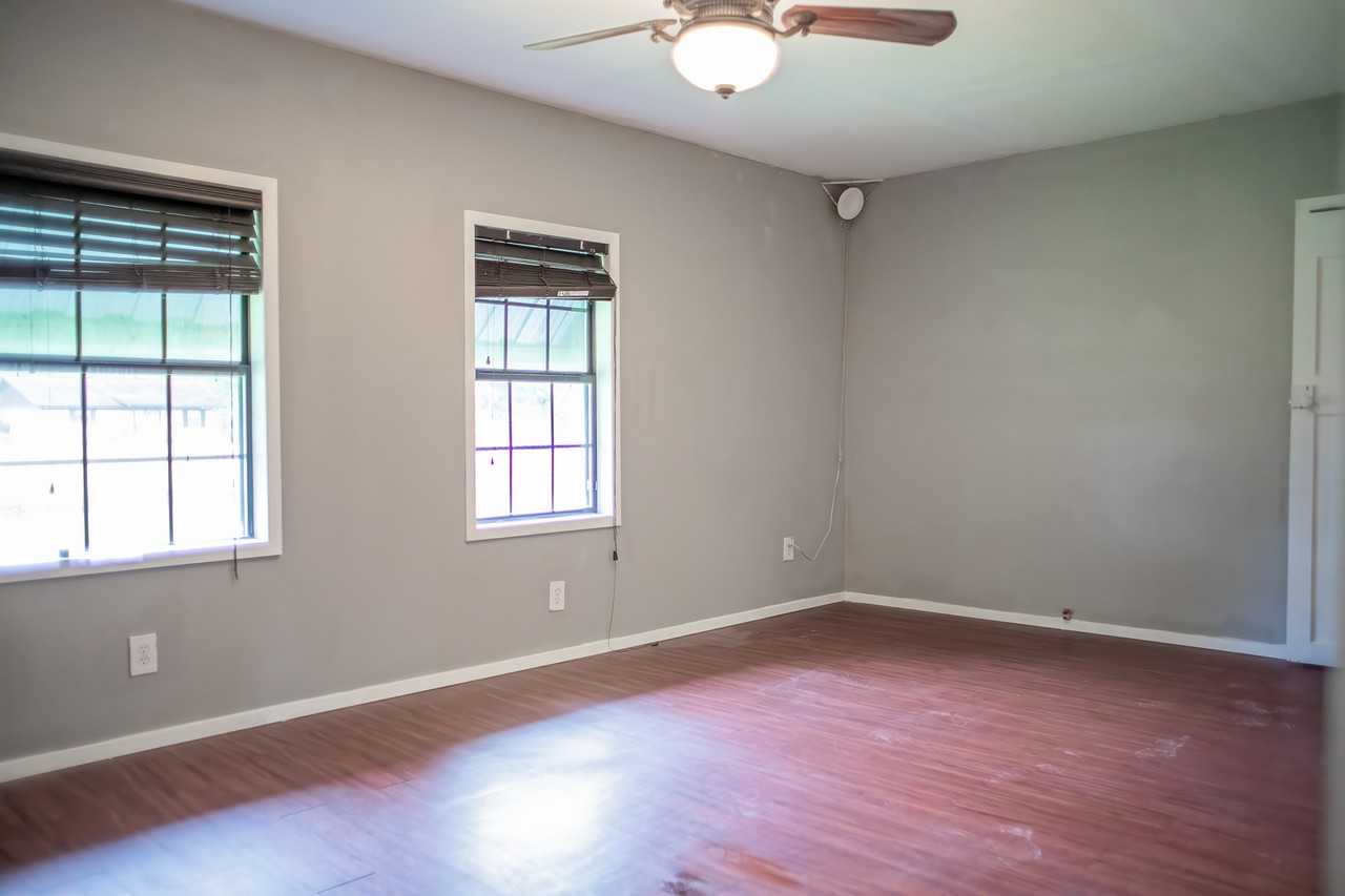 2109 E Goliad Ave - Photo 3 of 8