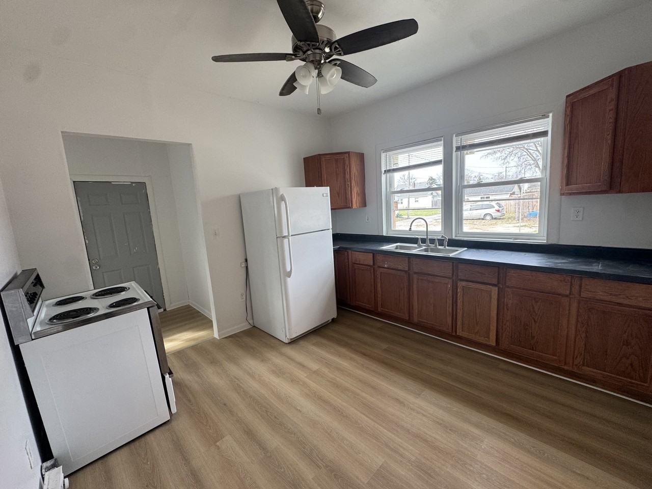 723 W Jefferson St #1 - Photo 4 of 6