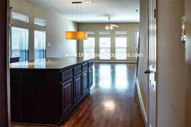 2410 Knight St - Photo 2 of 14