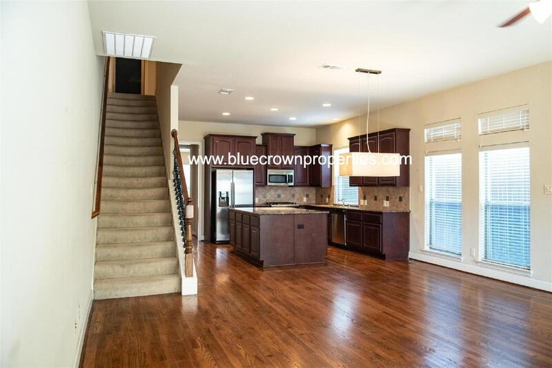 2410 Knight St - Photo 5 of 14