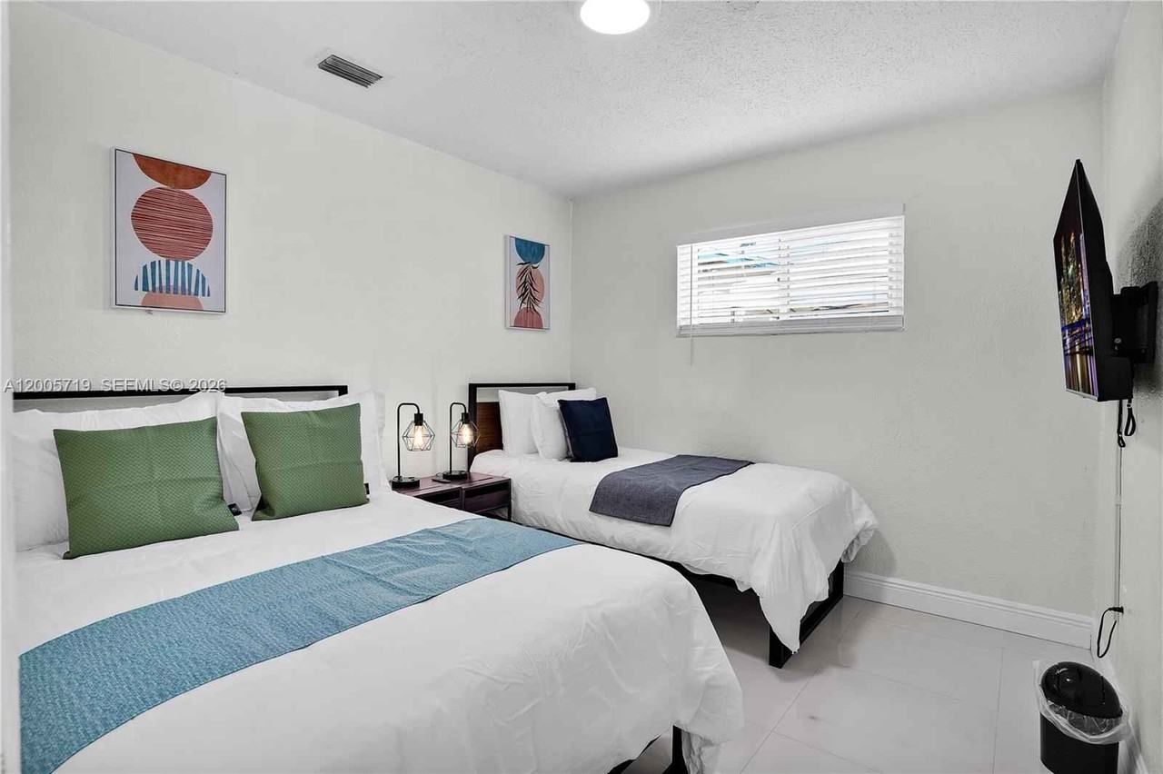 6452 Custer St - Photo 3 of 20