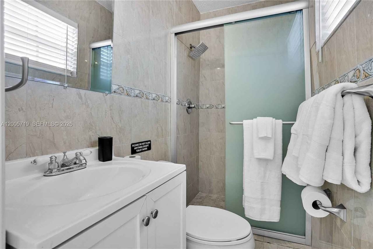 6452 Custer St - Photo 5 of 20