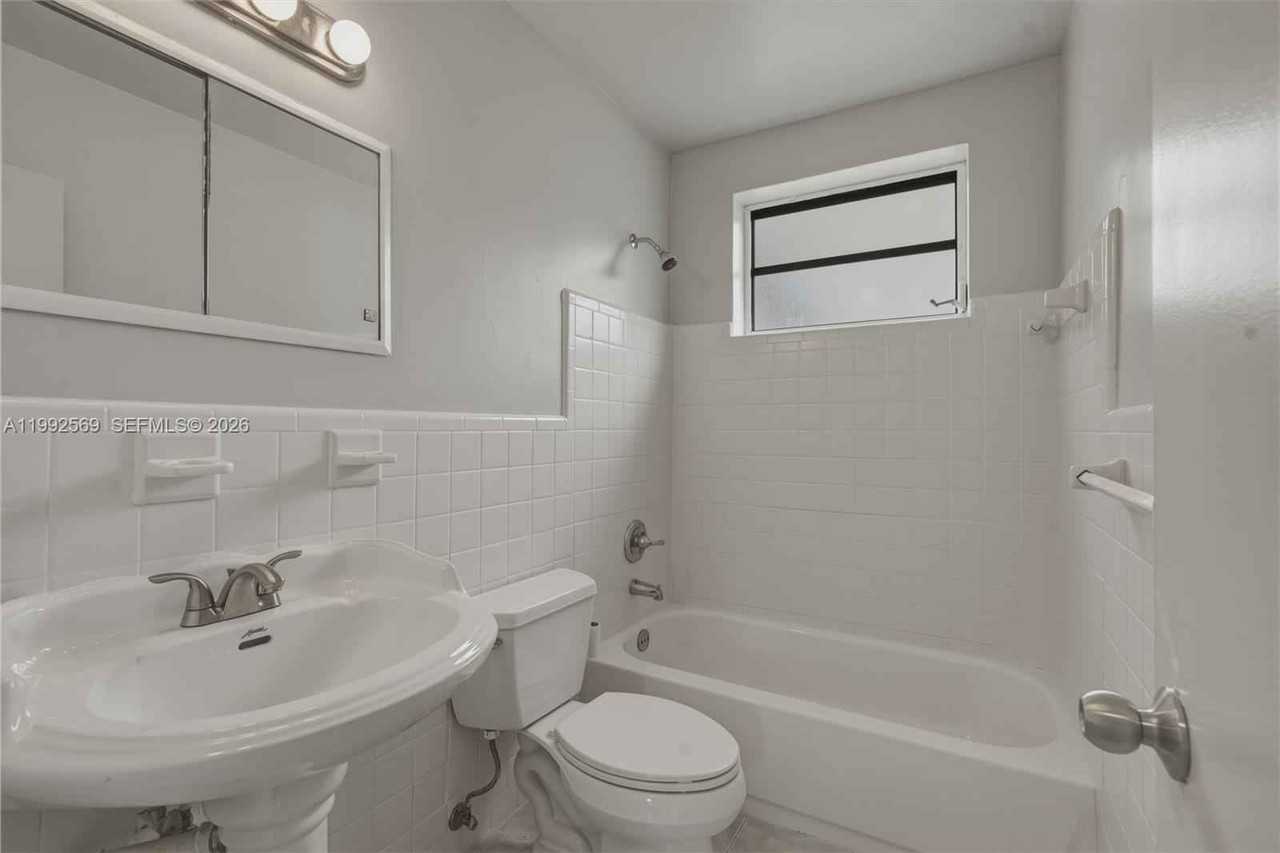 3825 Sw 33rd St - Photo 3 of 26