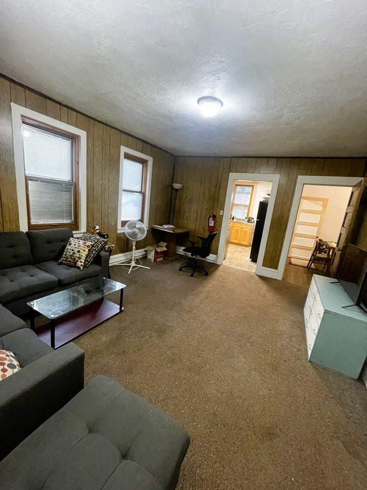 209 S Aurora St - Photo 2 of 15