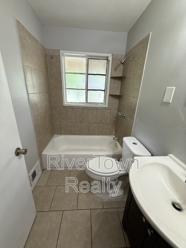 3358 Parham St - Photo 5 of 7