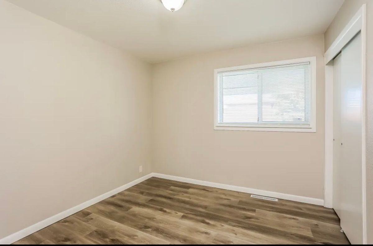 16805 E Maplewood Dr - Photo 2 of 7