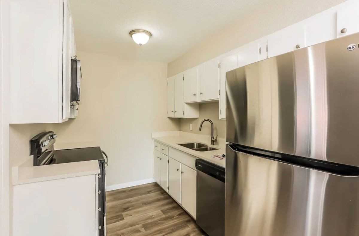 16805 E Maplewood Dr - Photo 6 of 7