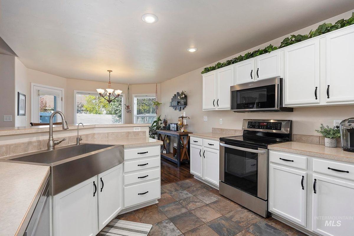 1387 Bradley St - Photo 3 of 20
