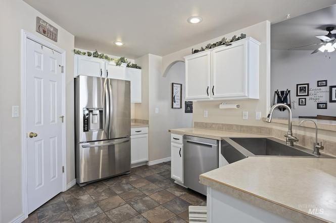 1387 Bradley St - Photo 4 of 20