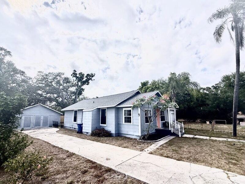2425 Auburn St S - Photo 2 of 50