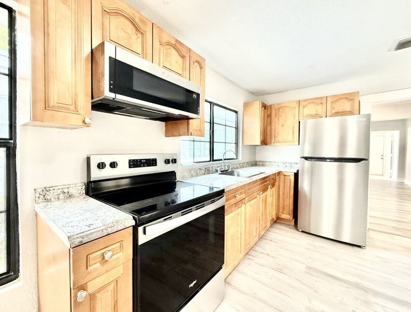 2425 Auburn St S - Photo 6 of 50