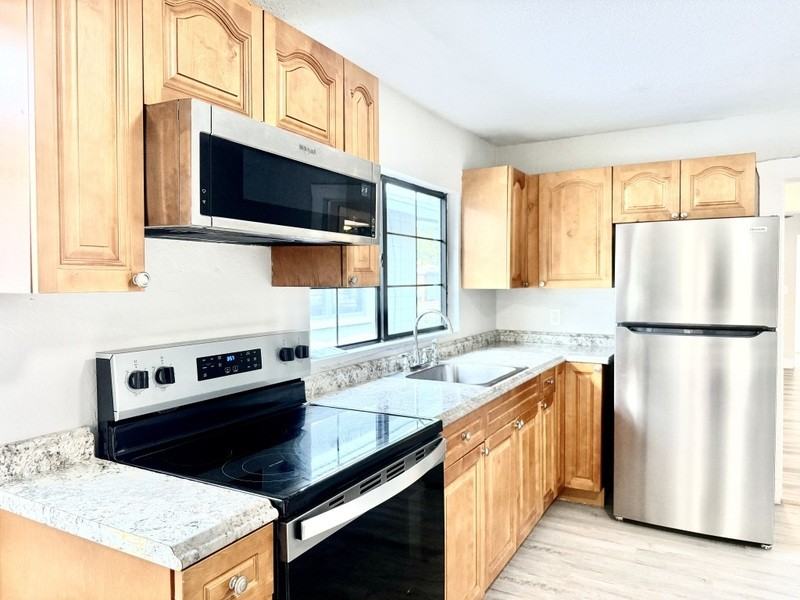 2425 Auburn St S - Photo 7 of 50
