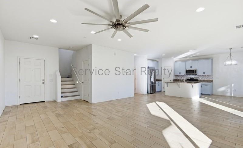 627 W Kerry Ln - Photo 3 of 11