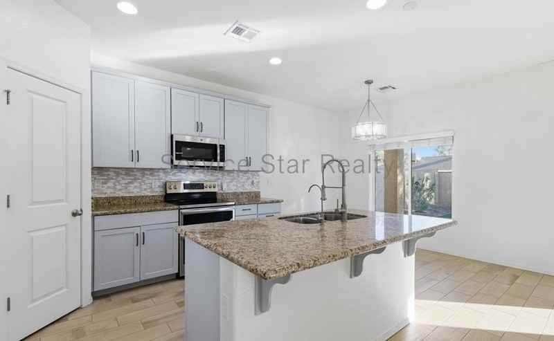 627 W Kerry Ln - Photo 5 of 11