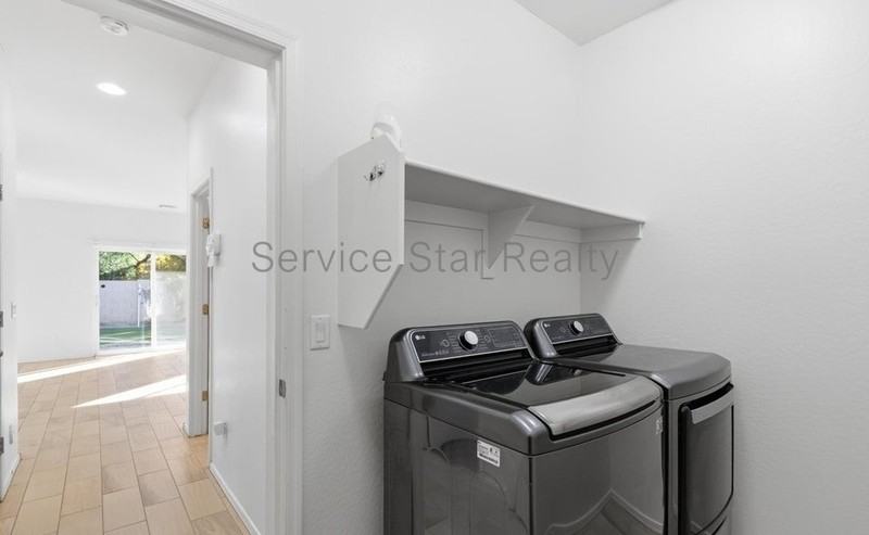 627 W Kerry Ln - Photo 6 of 11
