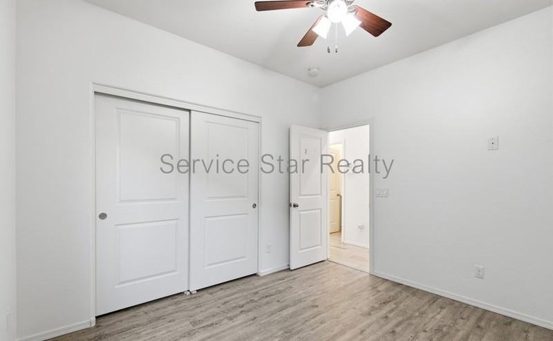 627 W Kerry Ln - Photo 7 of 11