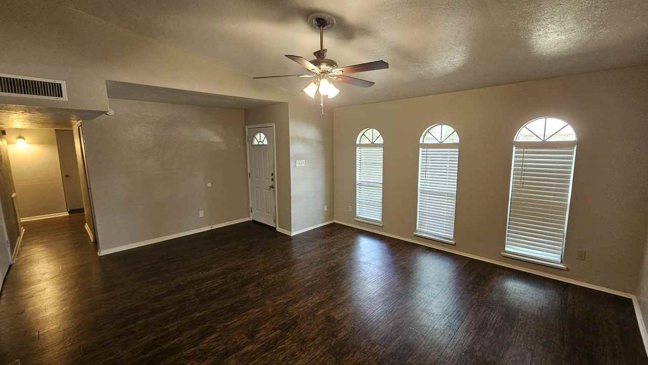 22903 Millgate Dr - Photo 2 of 20
