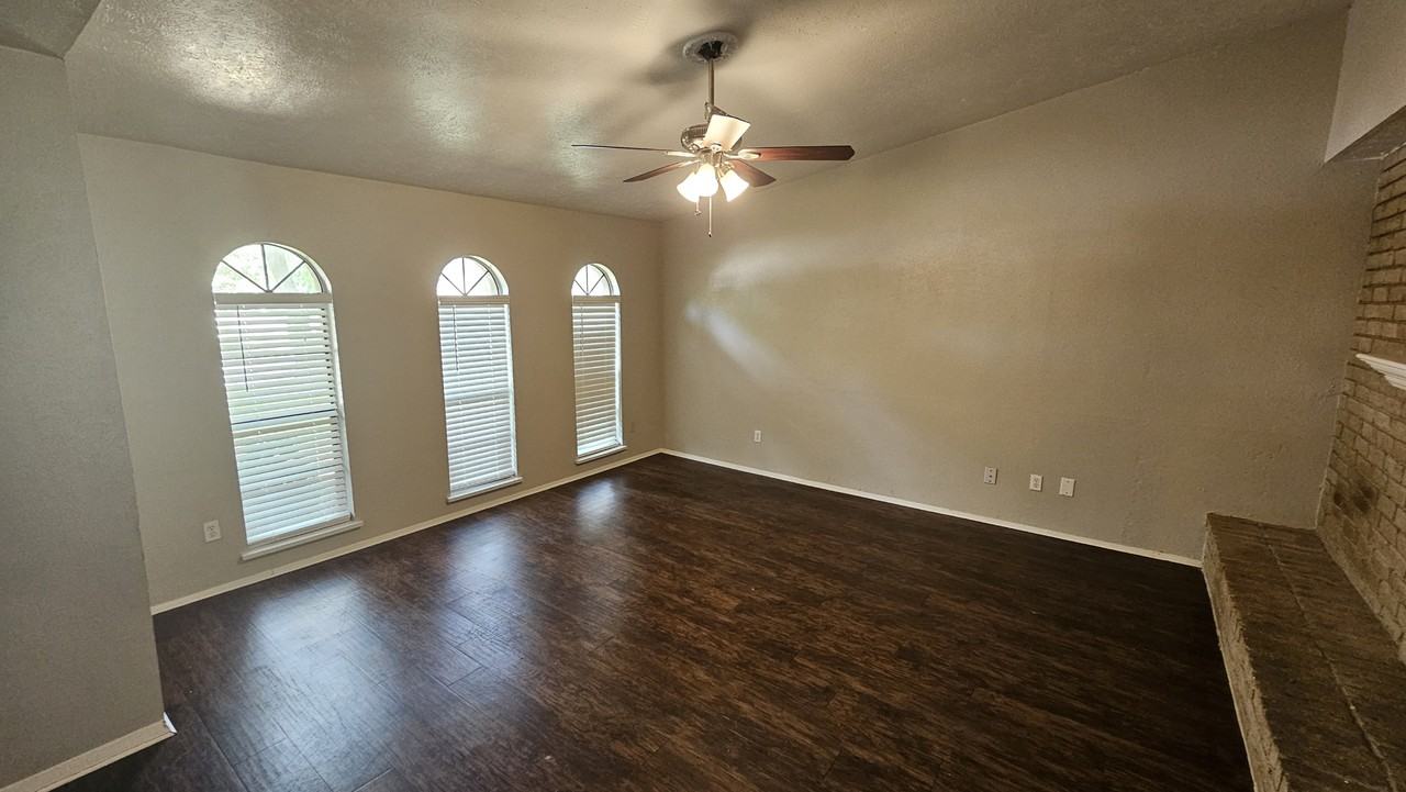22903 Millgate Dr - Photo 3 of 20