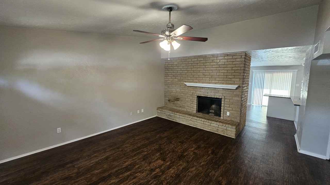 22903 Millgate Dr - Photo 4 of 20