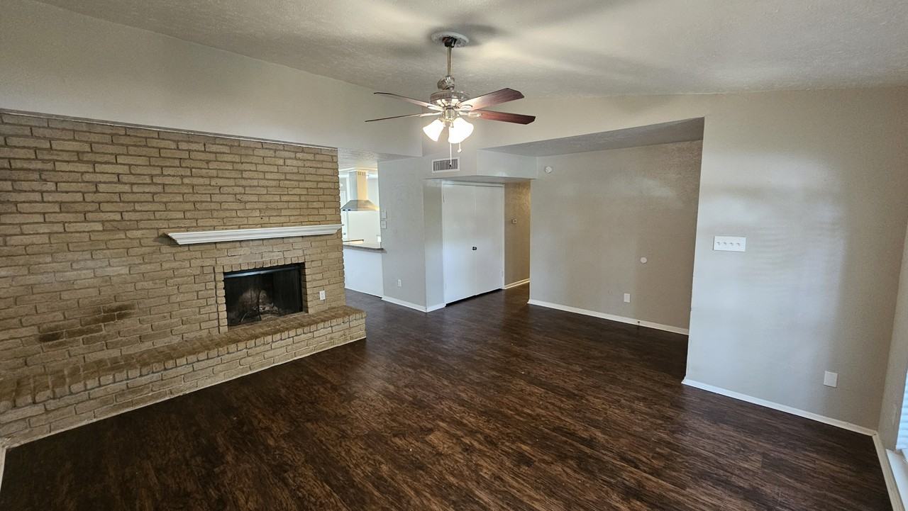 22903 Millgate Dr - Photo 5 of 20