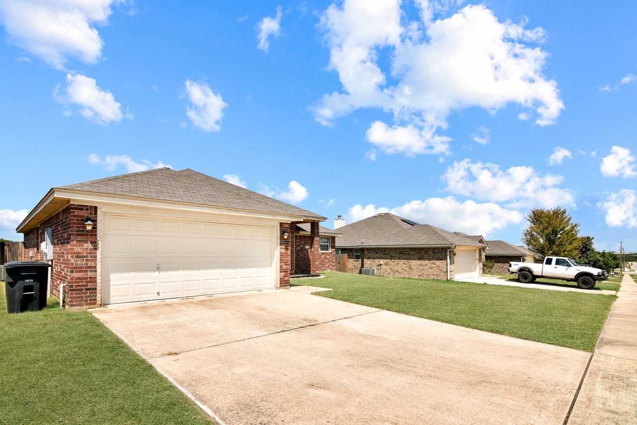 3605 Salt Fork Dr - Photo 2 of 20