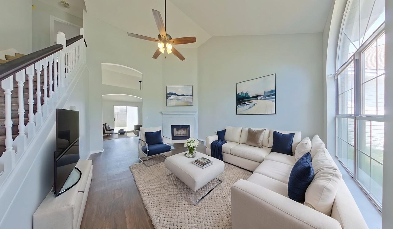 924 Village Ln - Photo 4 of 16