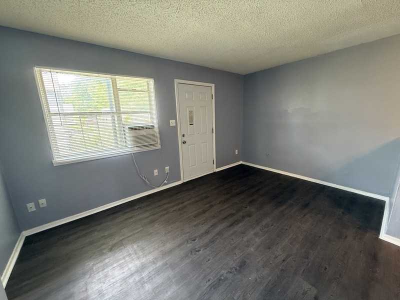 2086 Hubert Ave - Photo 3 of 16