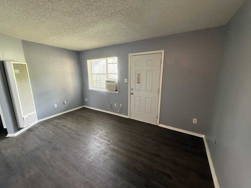 2086 Hubert Ave - Photo 4 of 16