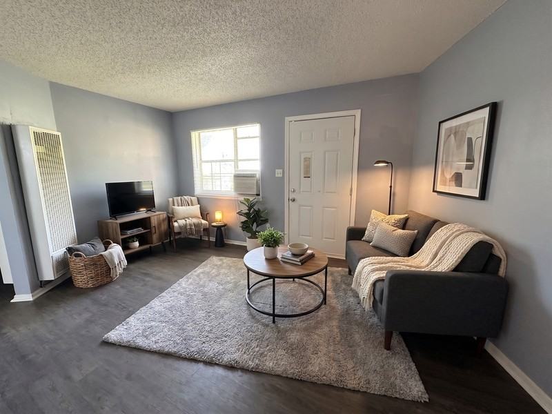 2086 Hubert Ave - Photo 5 of 16