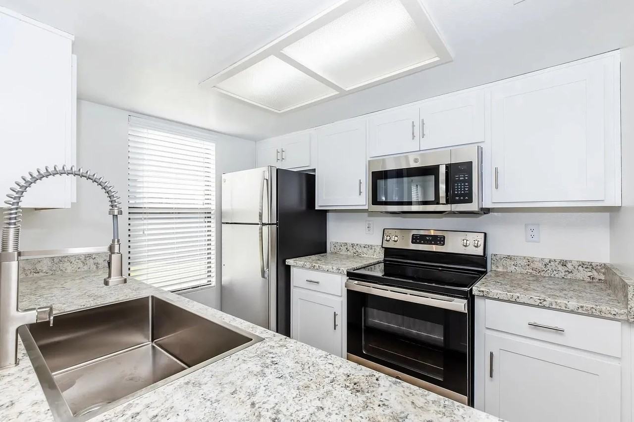 485 W Nees Ave